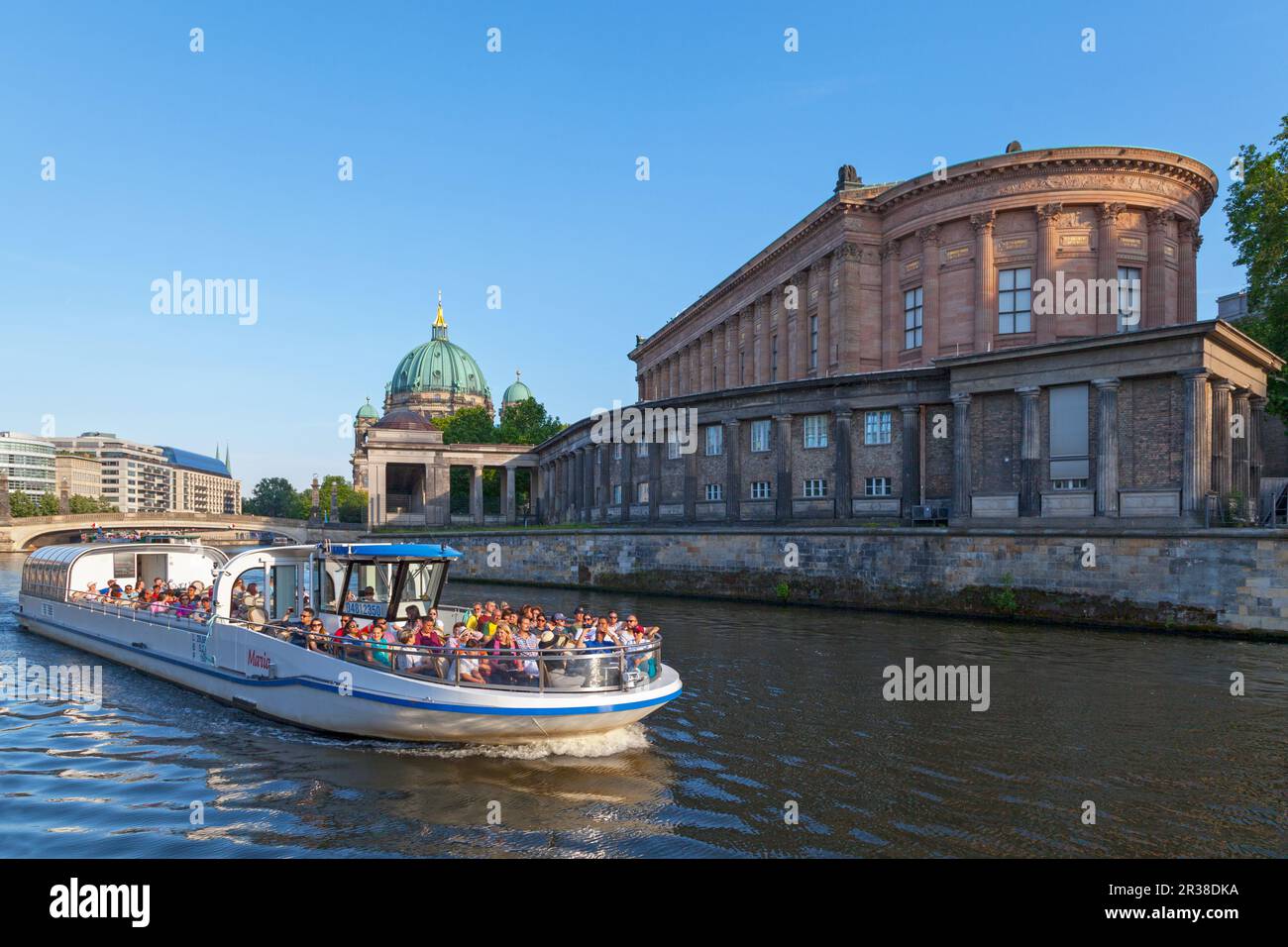 Berlino, Germania - Giugno 02 2019: Battello che passa davanti all'Alte Nationalgalerie (Galleria Nazionale Vecchia) con dietro il Ponte Friedrichs (Friedrich Foto Stock