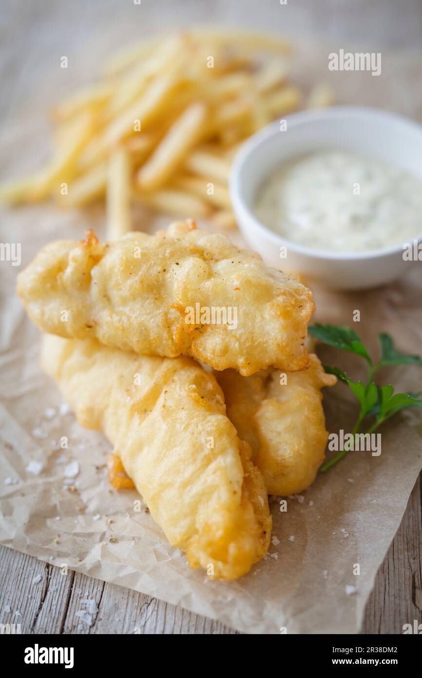 Pesce e patatine fritte con remoulade Foto Stock