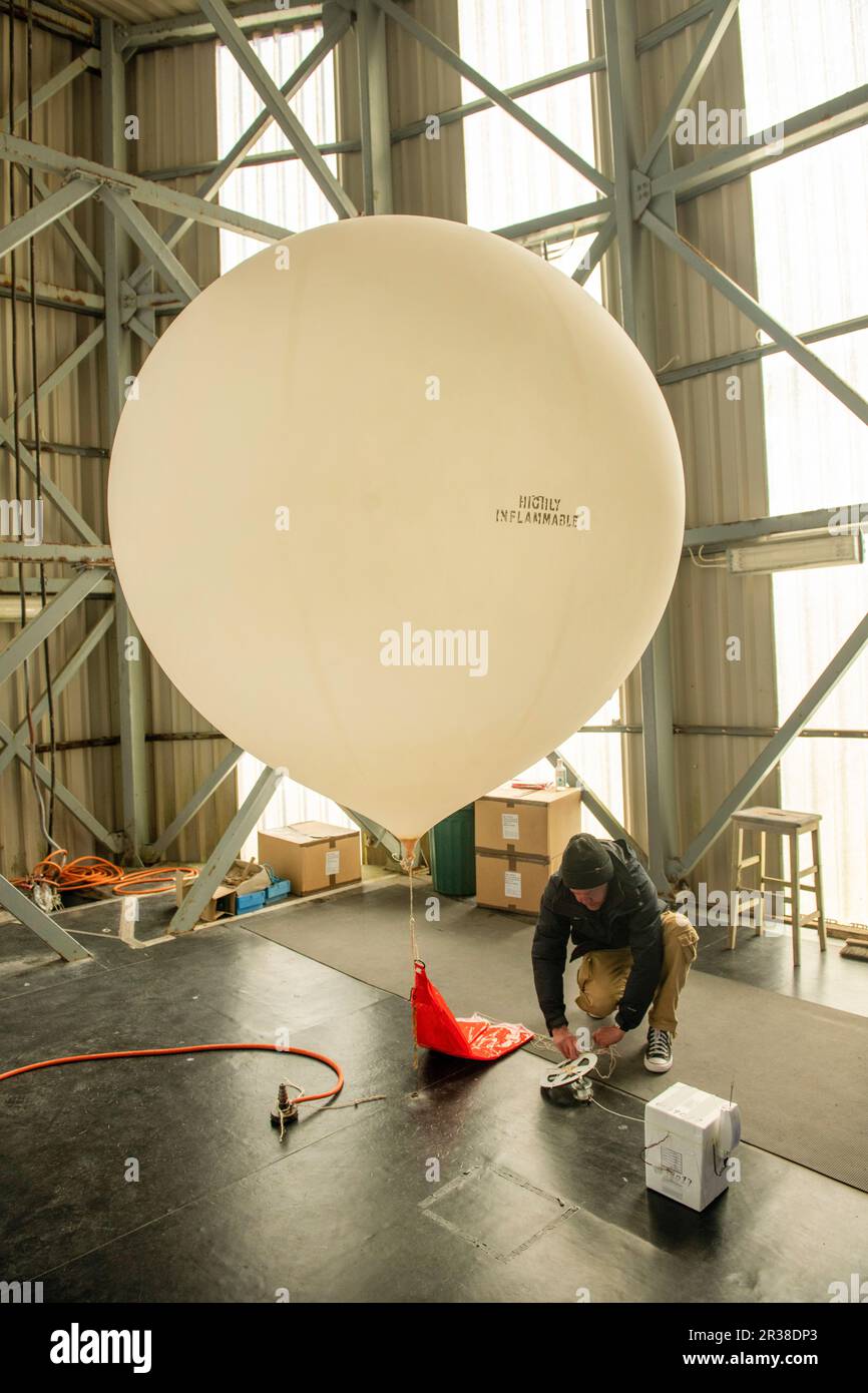 Pallone meteorologico rilasciato dalla stazione di Lerwick Met sulle isole Shetland al largo della Scozia. Foto Stock