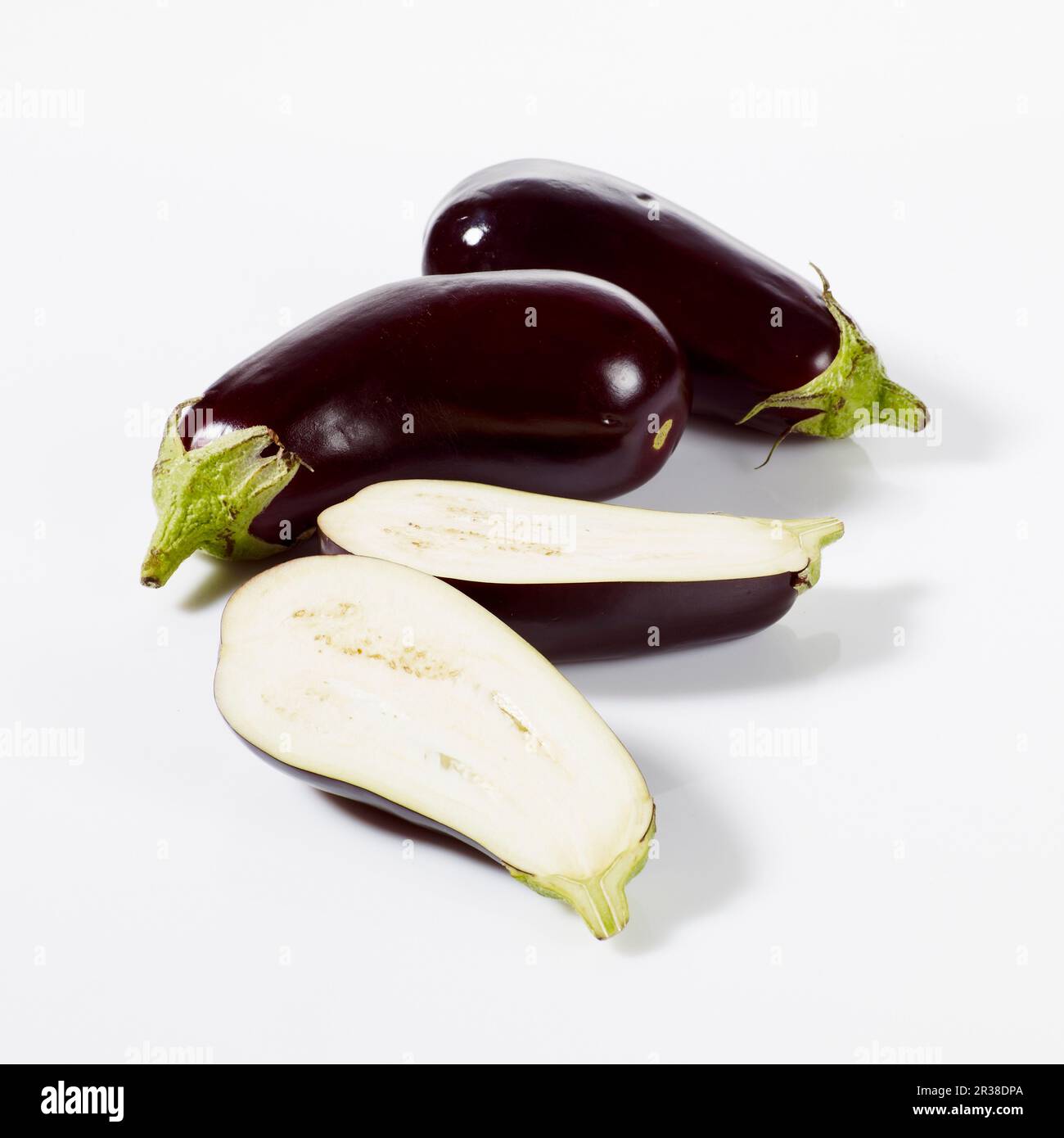 Melanzane, intere e tagliate a metà Foto Stock