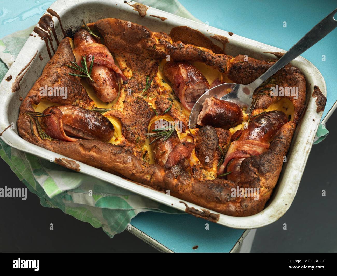 Toad in the Hole (salsicce cotte in pastella, Inghilterra) Foto Stock