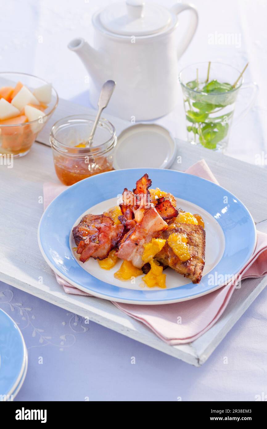 Pane all'uvetta toast alla francese con pancetta e zenzero e sciroppo di limone Foto Stock