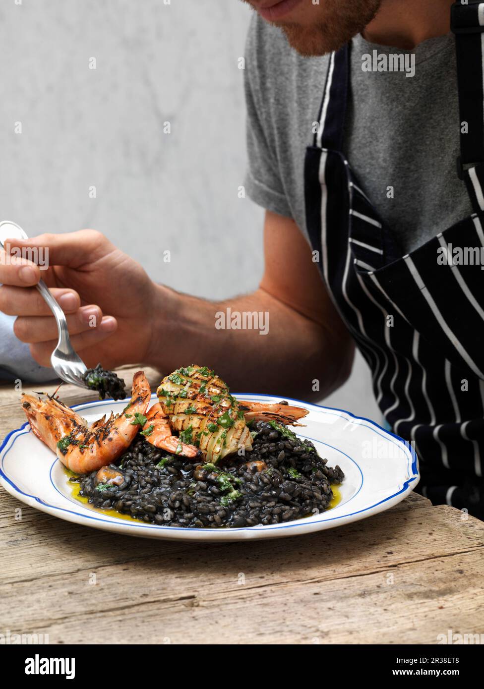 Risotto al polpo nero con frutti di mare Foto Stock