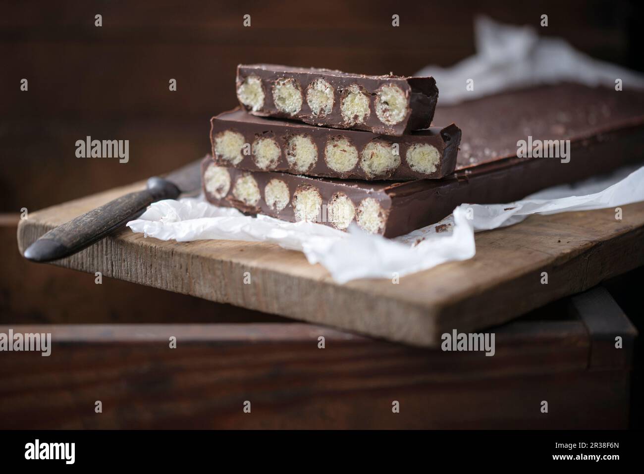 Cioccolato vegano fatto in casa con mais dolce soffiato Foto Stock