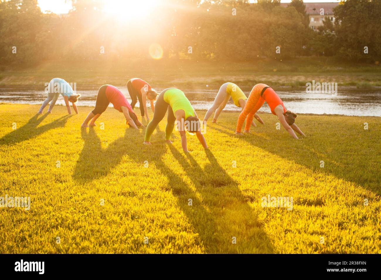 Sunrise outdoor yoga classe Foto Stock