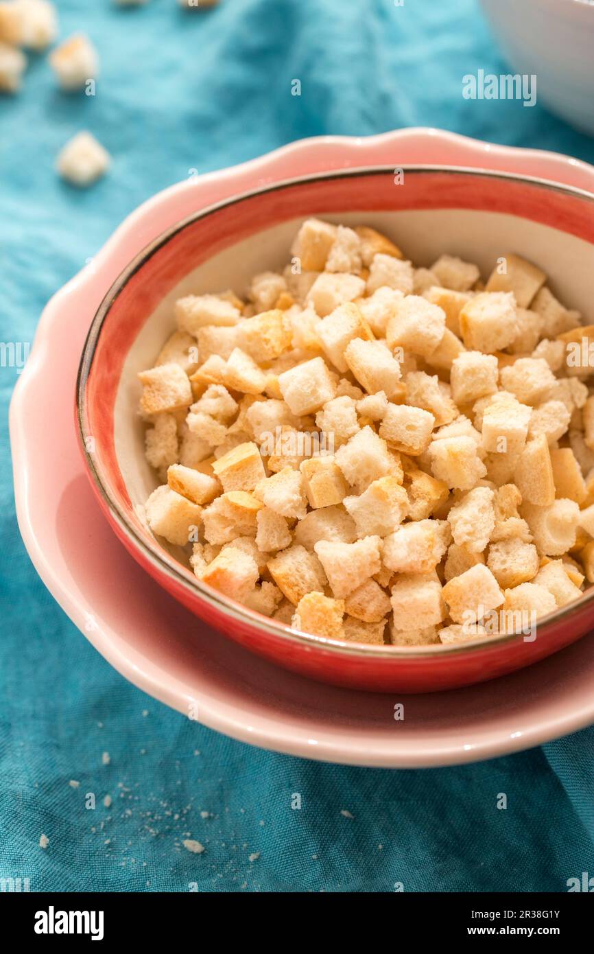Pane bianco a dadini senza glutine per la preparazione di gnocchi Foto Stock