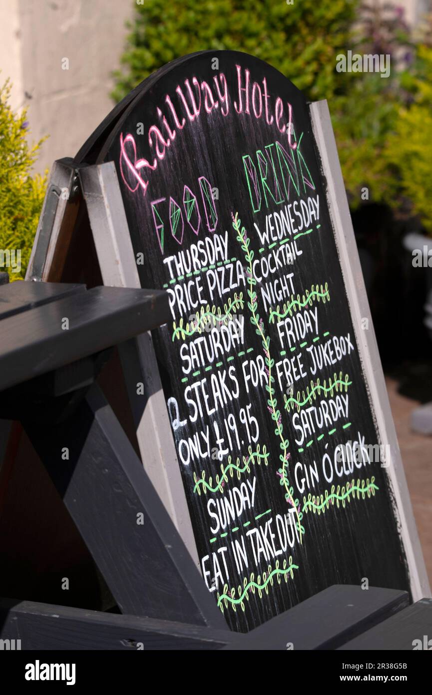 Menu presso il pub Railway Hotel su Church Street, Haydon Bridge, Northumberland Foto Stock