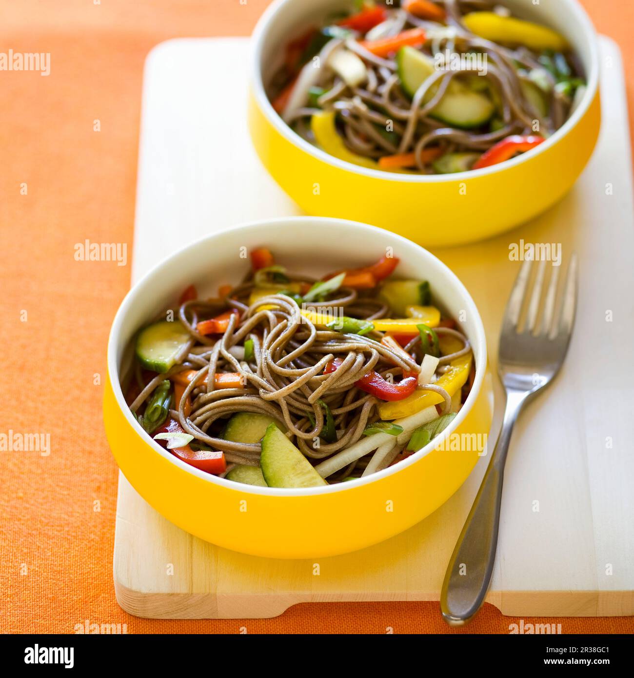 Insalata di Soba fredda con verdure croccanti Foto Stock