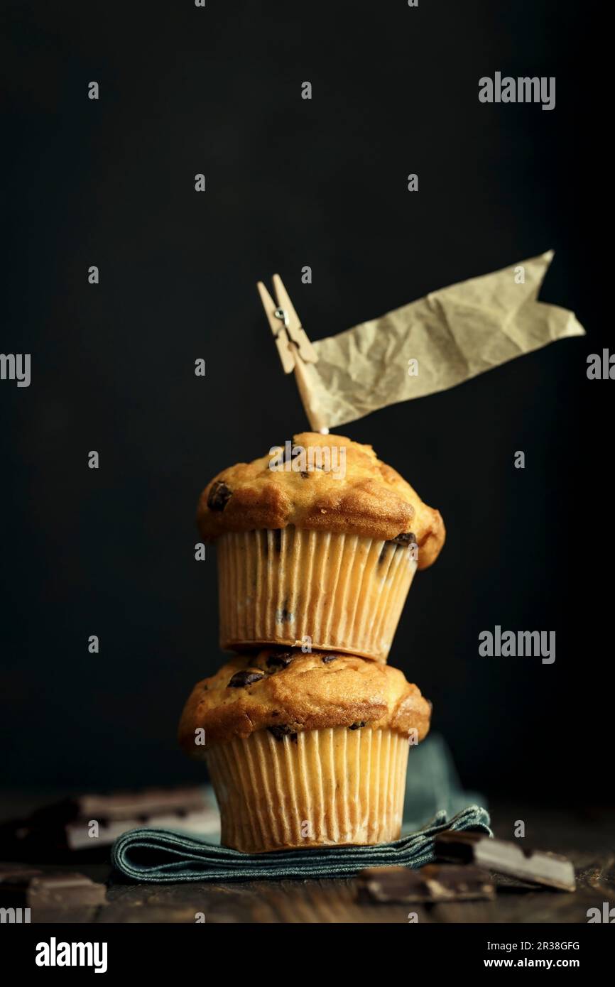 Muffin alla vaniglia con pezzi di cioccolato e bandiere di carta Foto Stock