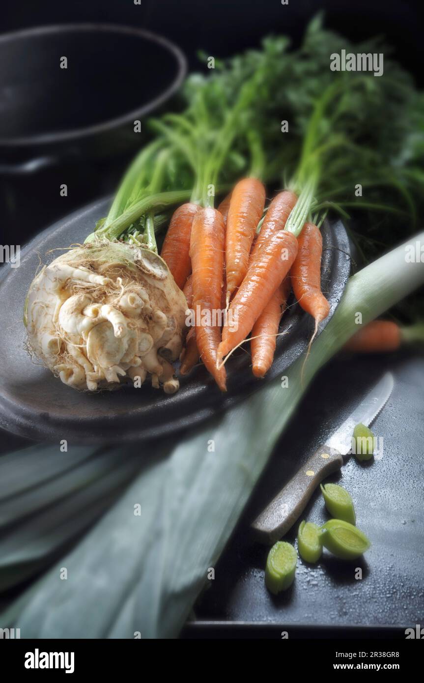 Zuppa di verdure (sedano con foglie, carote con foglie e porri) Foto Stock