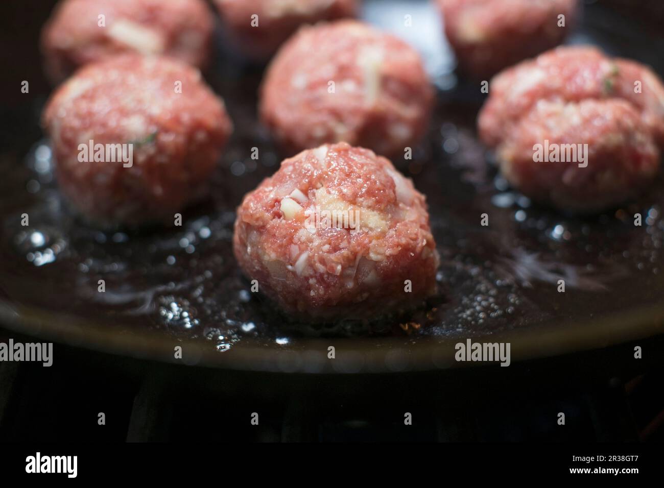 Polpette crude fritte in padella Foto Stock