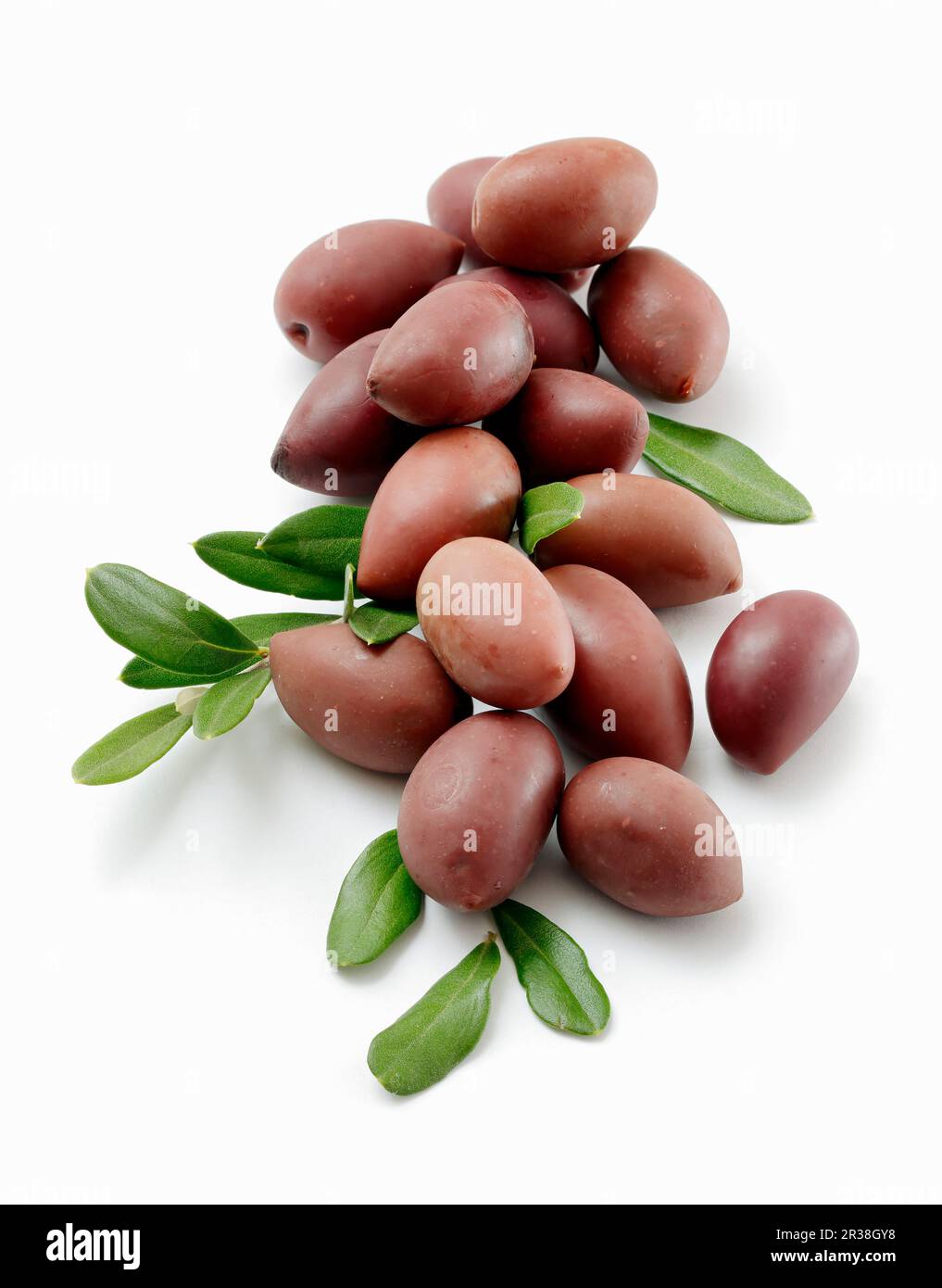 Un mucchio di olive fresche su una superficie bianca Foto Stock
