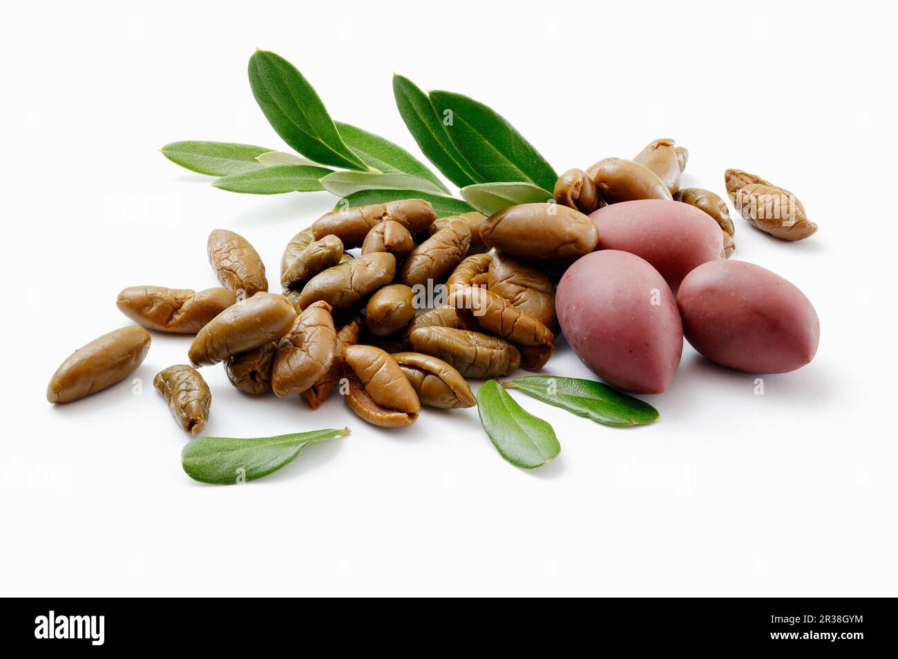 Olive: Fresche ed essiccate su una superficie bianca Foto Stock
