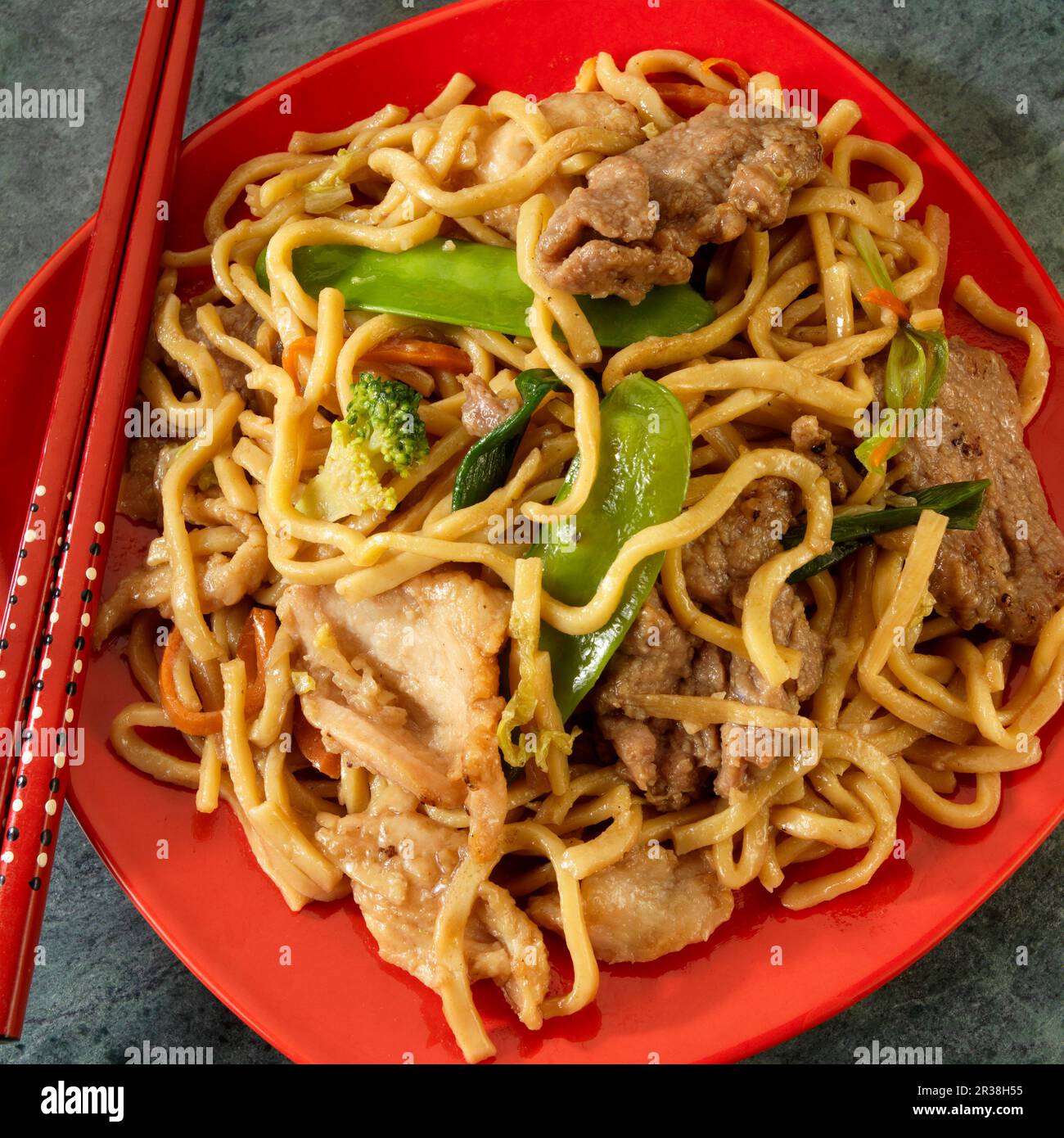 Lo Mein con manzo e pollo Foto Stock