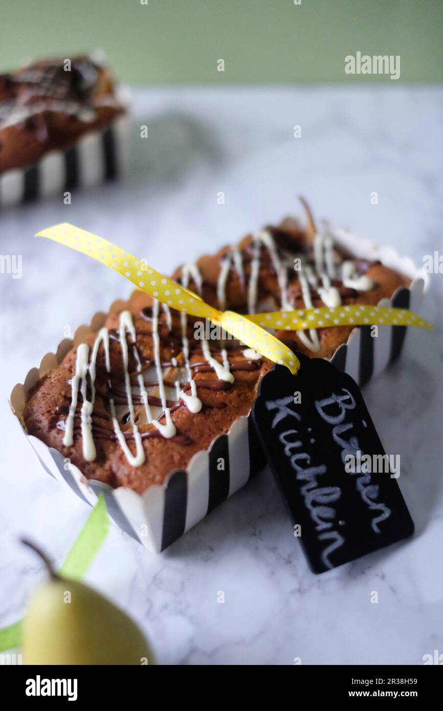 Torta di pere con cioccolato in regalo Foto Stock