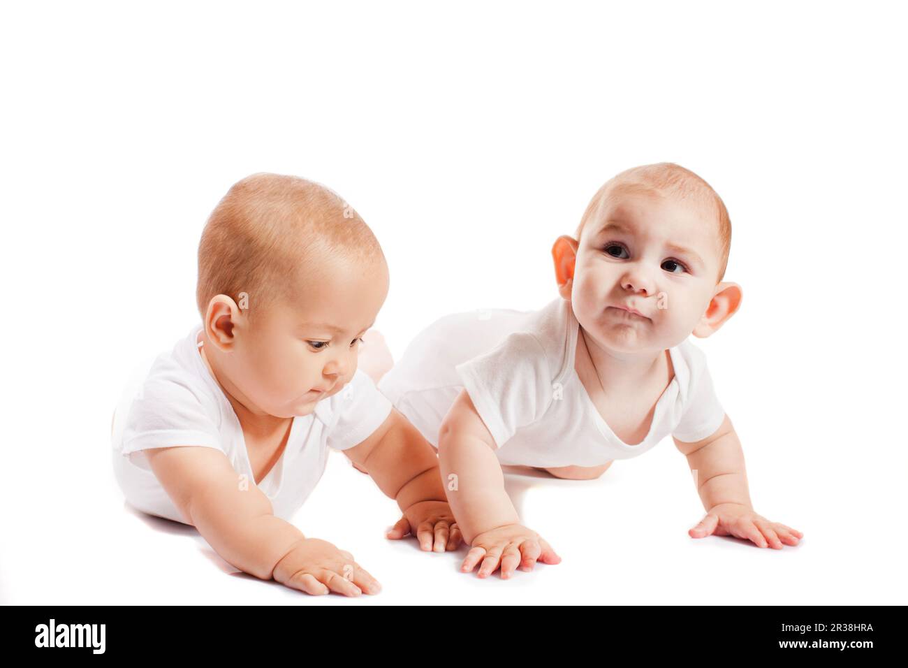 Due bambini che cercano di craw Foto Stock