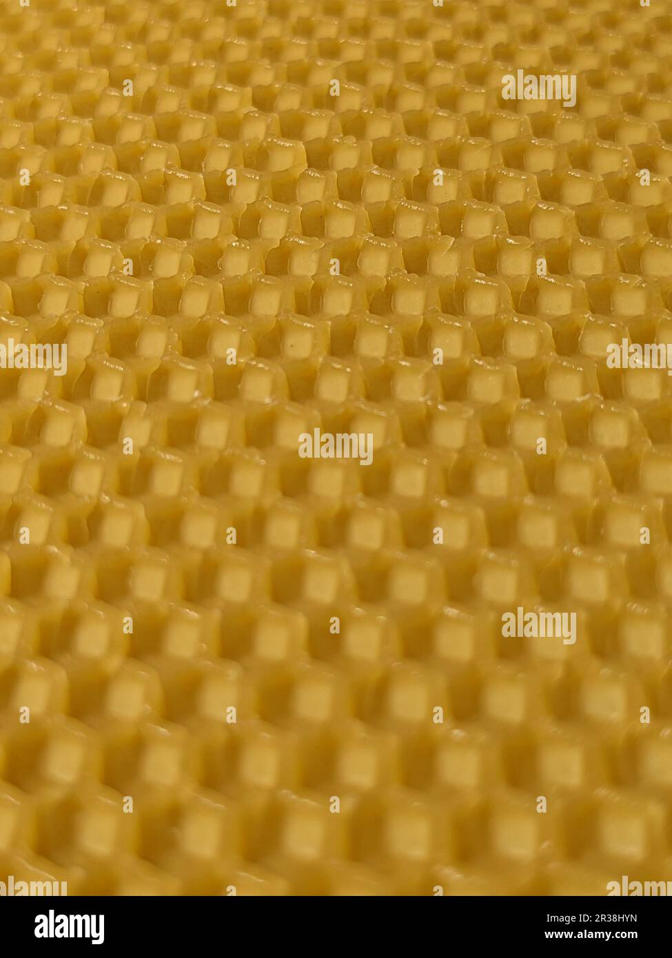 Sfondo astratto o consistenza di cera gialla a nido d'ape.apicoltura, produzione di cera biologica,Europa,repubblica Ceca Foto Stock