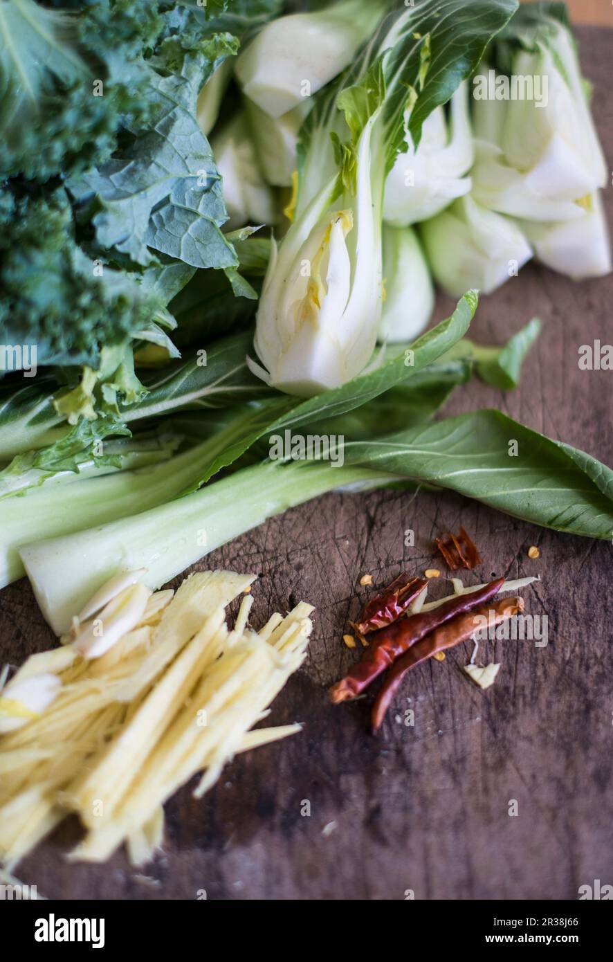 Una vita morta di ingredienti asiatici con pak choi, kale, zenzero e peperoncino Foto Stock