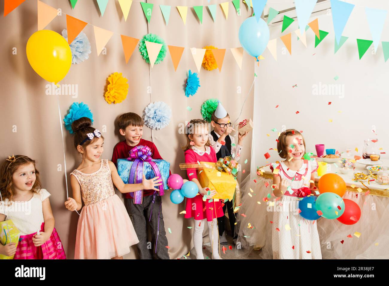 I bambini sono celebranti b-day party Foto Stock