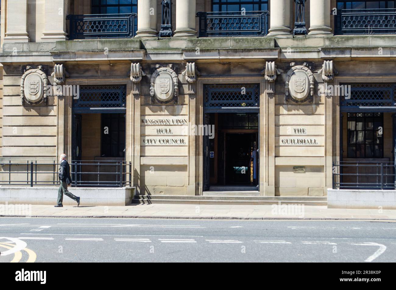 Facciata del centro di Guildhall del Governo locale per il Consiglio della Città di Hull con l'uomo a piedi Foto Stock