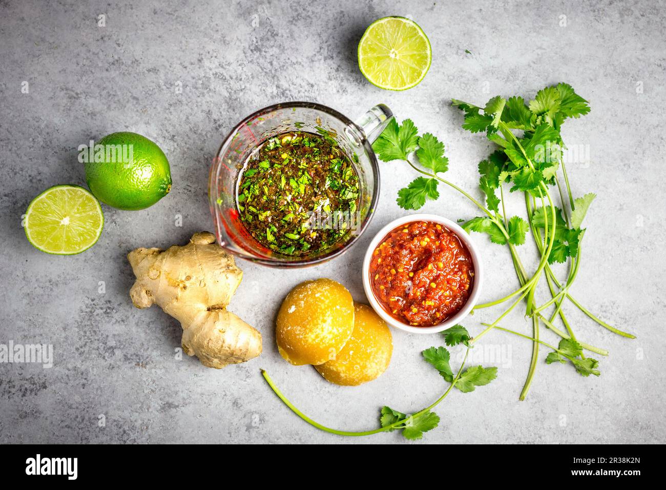 Marinata vietnamita con lime, zenzero, zucchero di palma, coriandolo e pasta di peperoncino Foto Stock