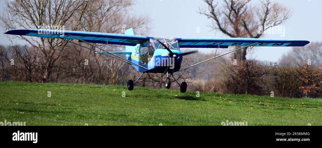 Velivolo leggero presso il campo aereo locale del club del Regno Unito. Foto Stock