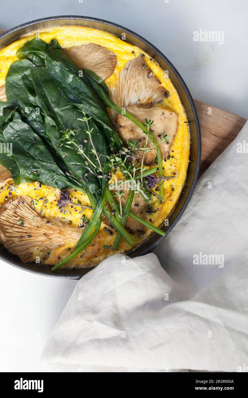 Frittata con verdi frondosi e funghi di ostriche Foto Stock