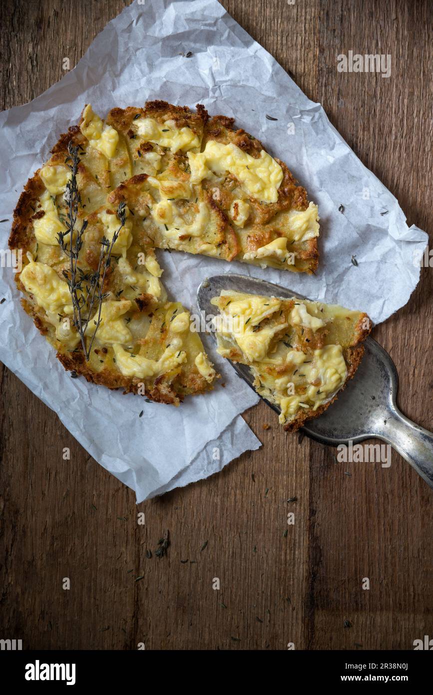 Gratin di patate vegane condito con un sostituto di formaggio di mandorle Foto Stock