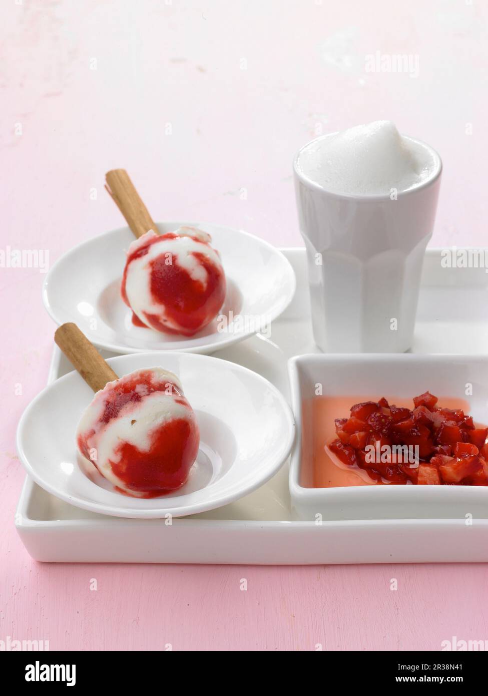 Gelato alla fragola-lime su bastoncini Foto Stock