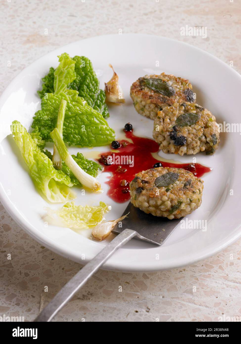Frittella di grano saraceno con carote, cipolline, sedano e salvia Foto Stock