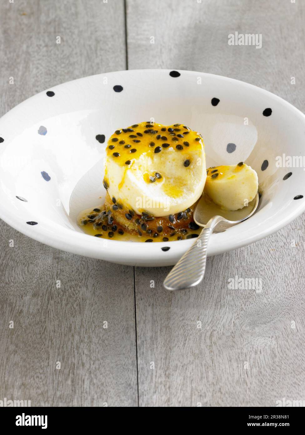 Budino d'arancia con salsa di frutto della passione Foto Stock