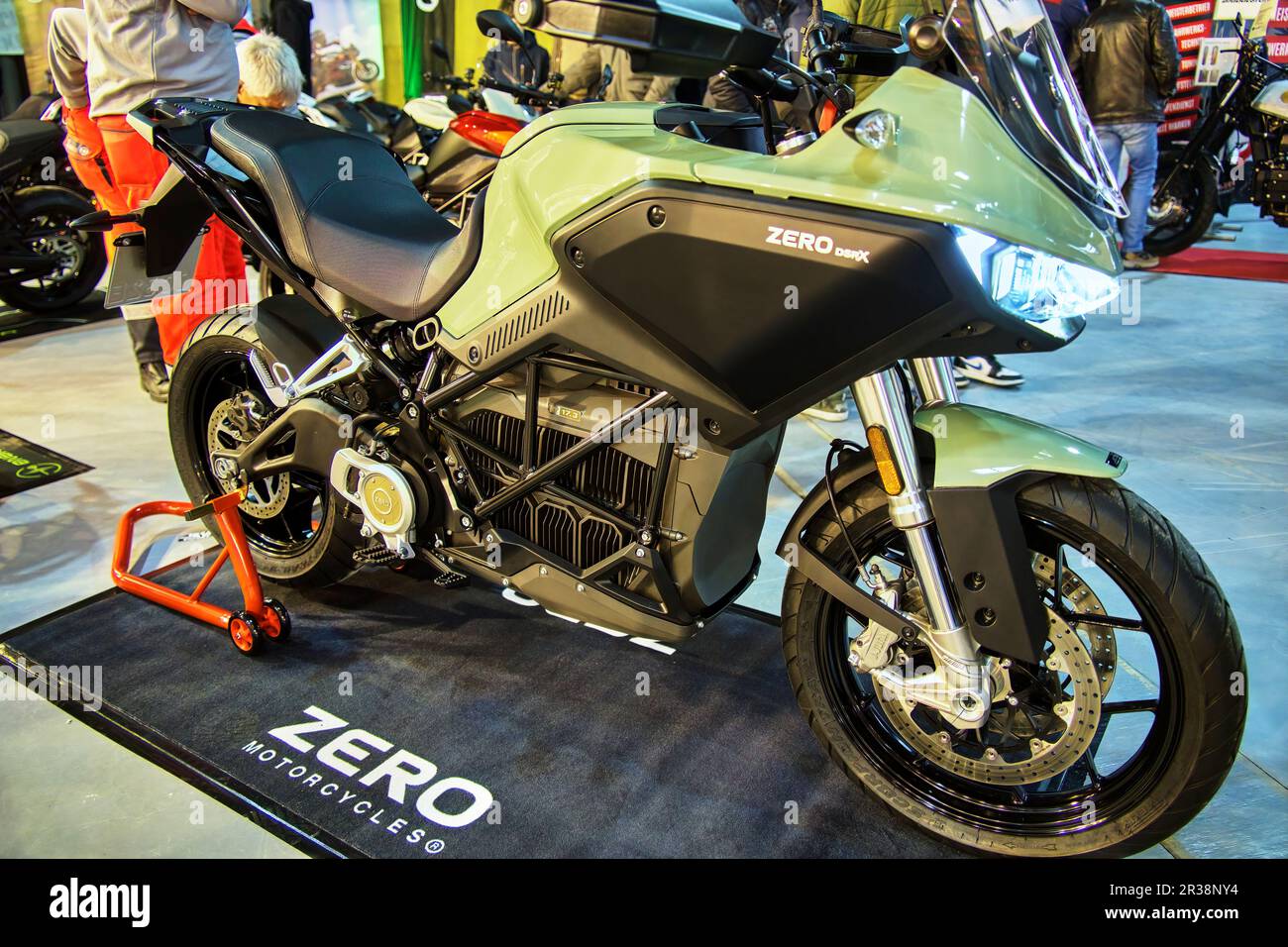 Braunschweig, Germania, febbraio 25, 2023: Moto elettrico Zero dsr, vista laterale di moto elettrico californiano con azionamento elettrico Foto Stock