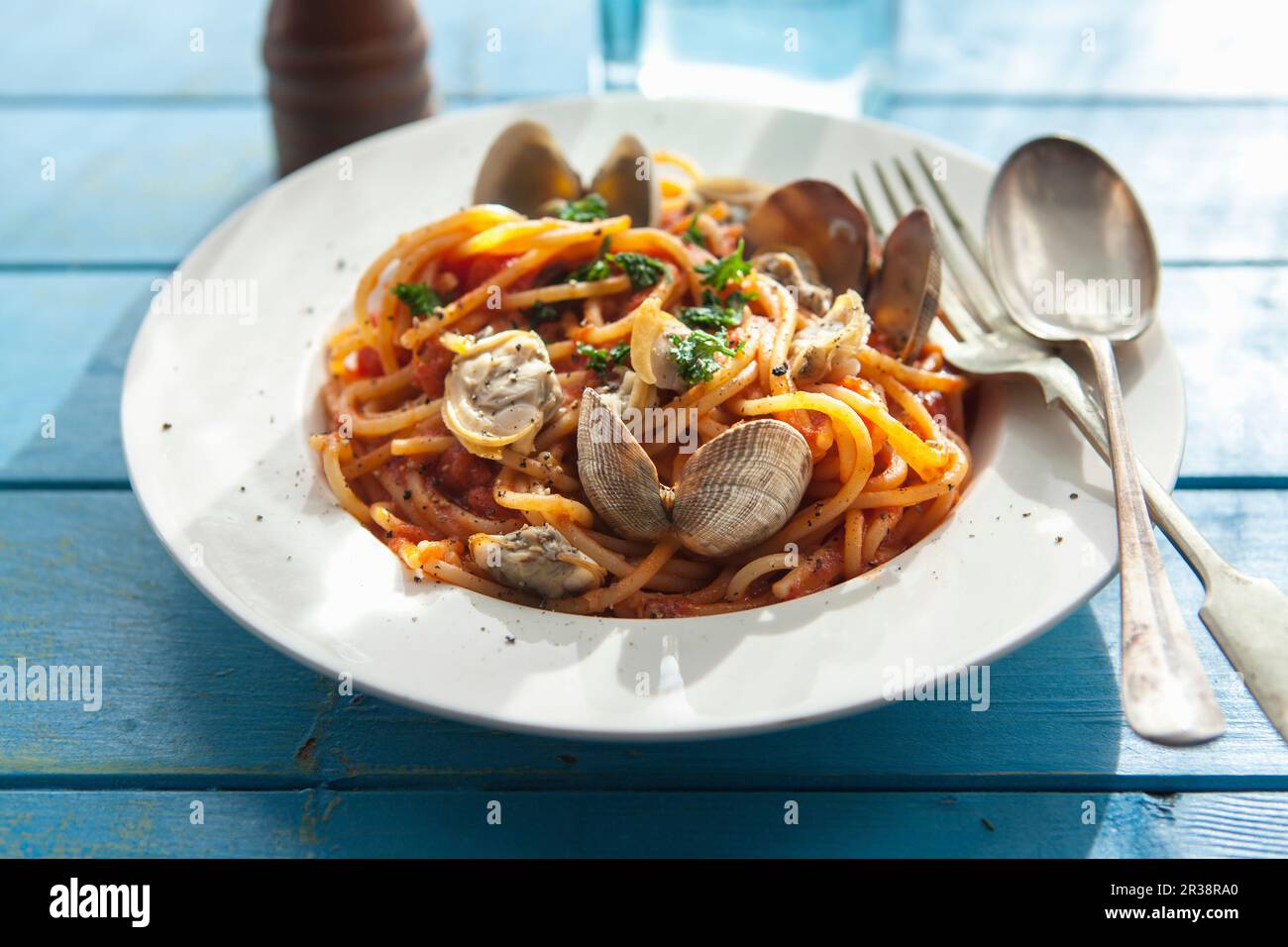 Spaghetti fatti con una salsa di pomodoro e vongole. Foto Stock