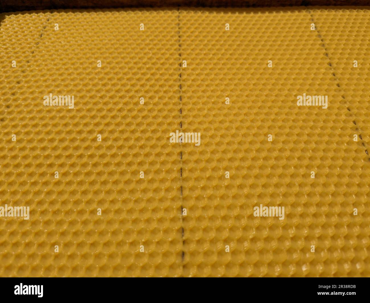 Sfondo astratto o consistenza di cera gialla a nido d'ape.apicoltura, produzione di cera biologica,Europa,repubblica Ceca Foto Stock