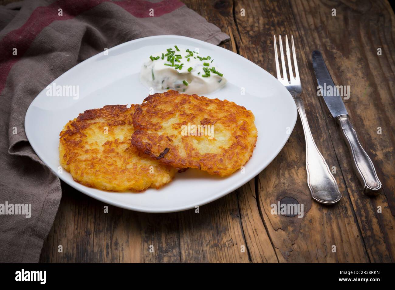Frittella di patate con quark di erba cipollina Foto Stock