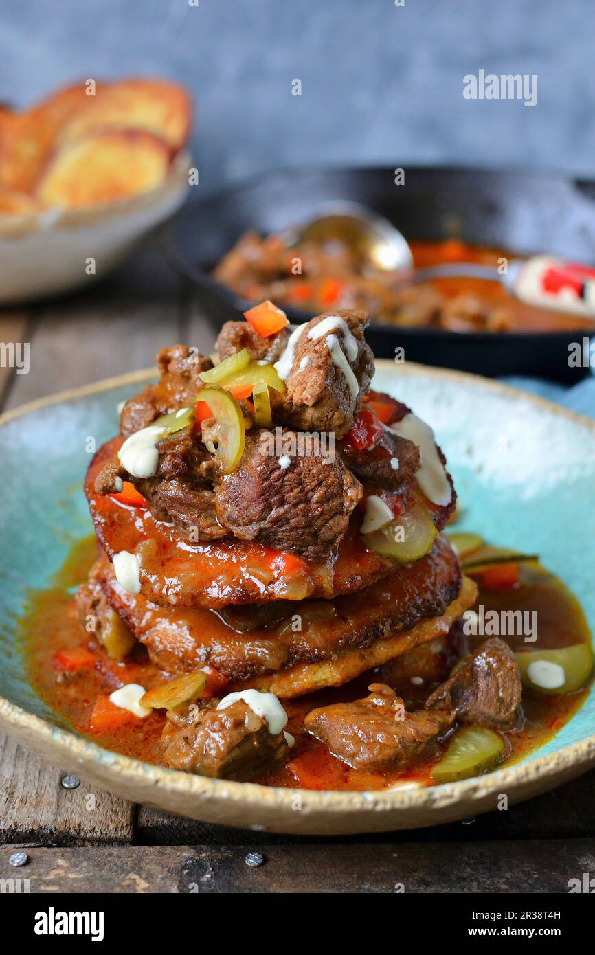 Frittelle di patate con manzo in salsa fatta in casa Foto Stock