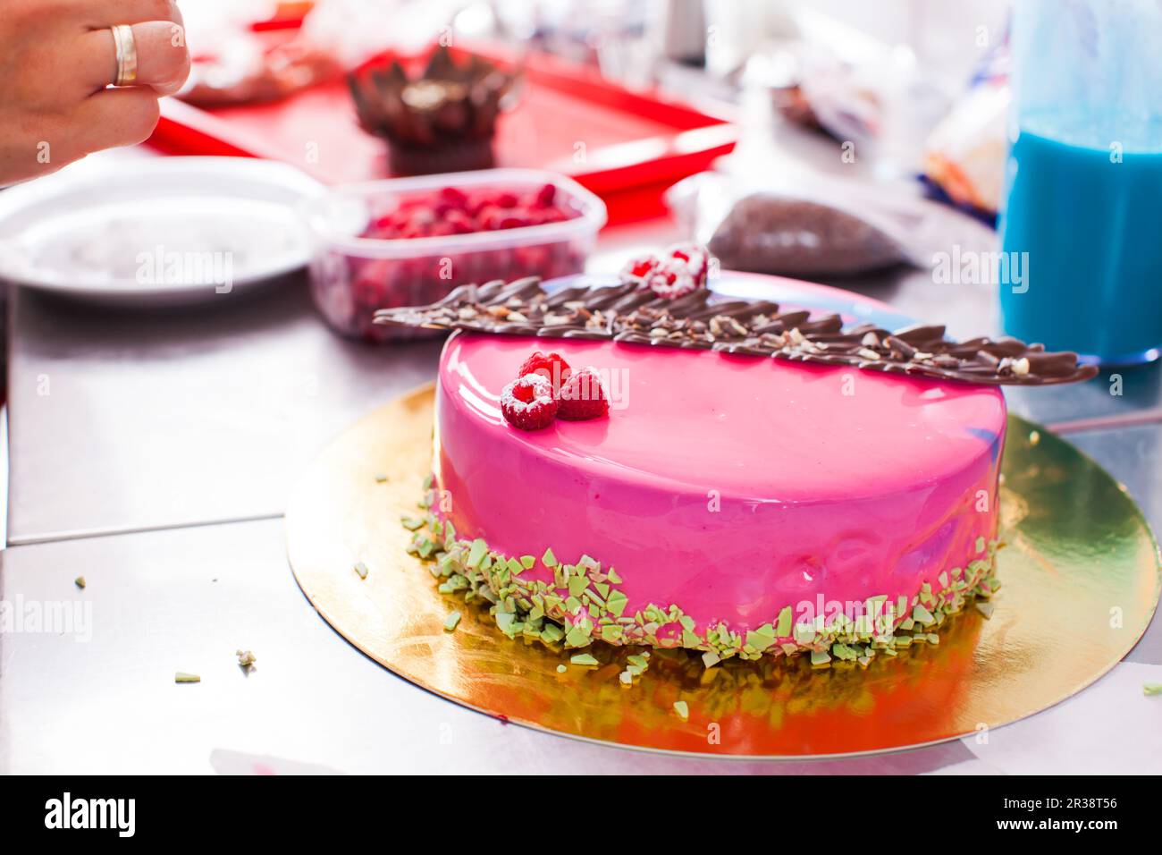 Processo di decorare la torta con la glassa a specchio Foto Stock