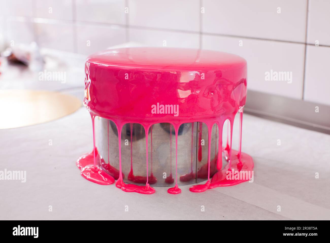 Processo di decorare la torta con la glassa a specchio Foto Stock