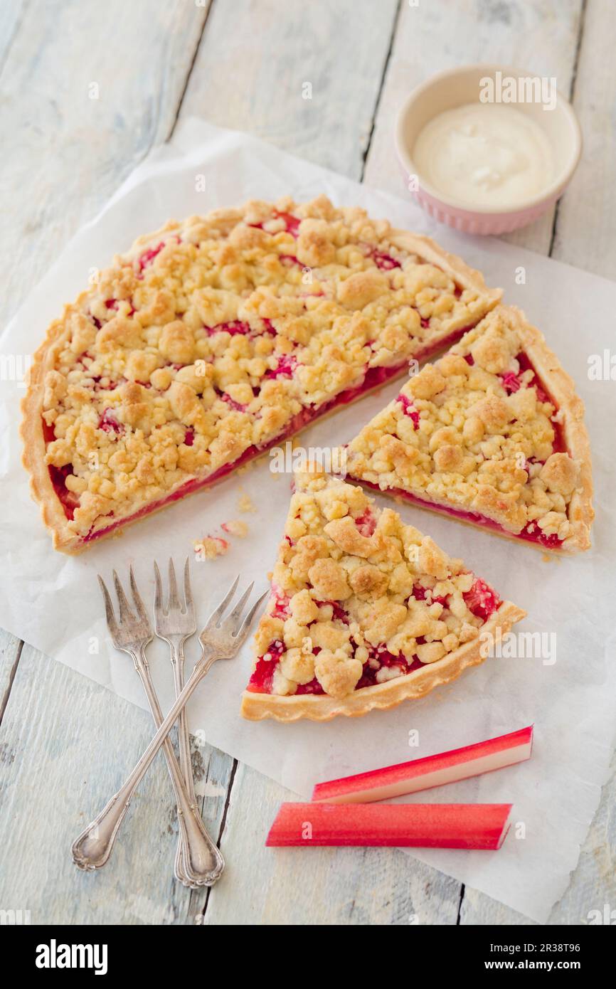 Crostata di rabarbaro vegano con crumbles e crema alla vaniglia Foto Stock