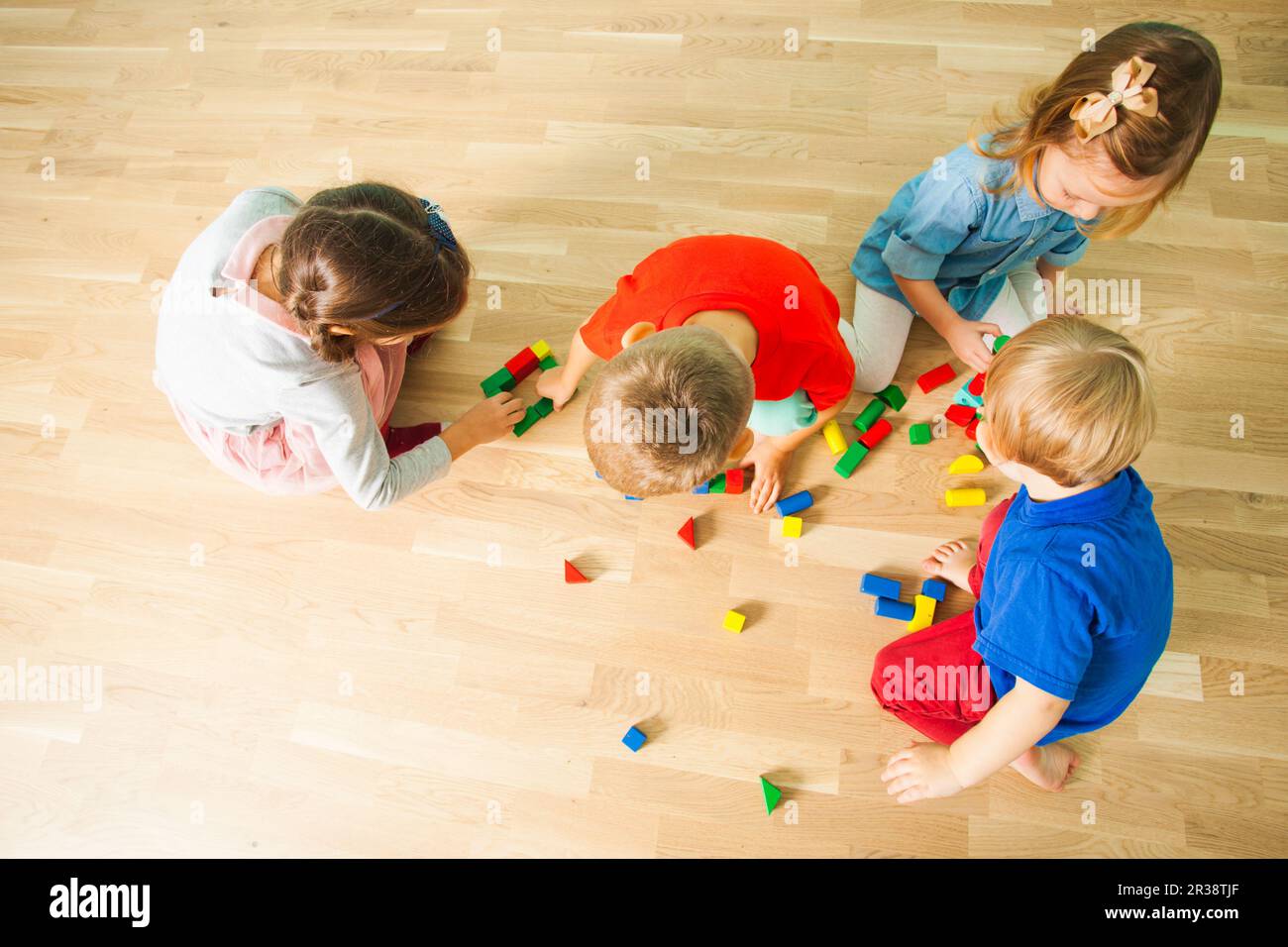 Vista superiore ritratto di quattro bambini su un pavimento Foto Stock