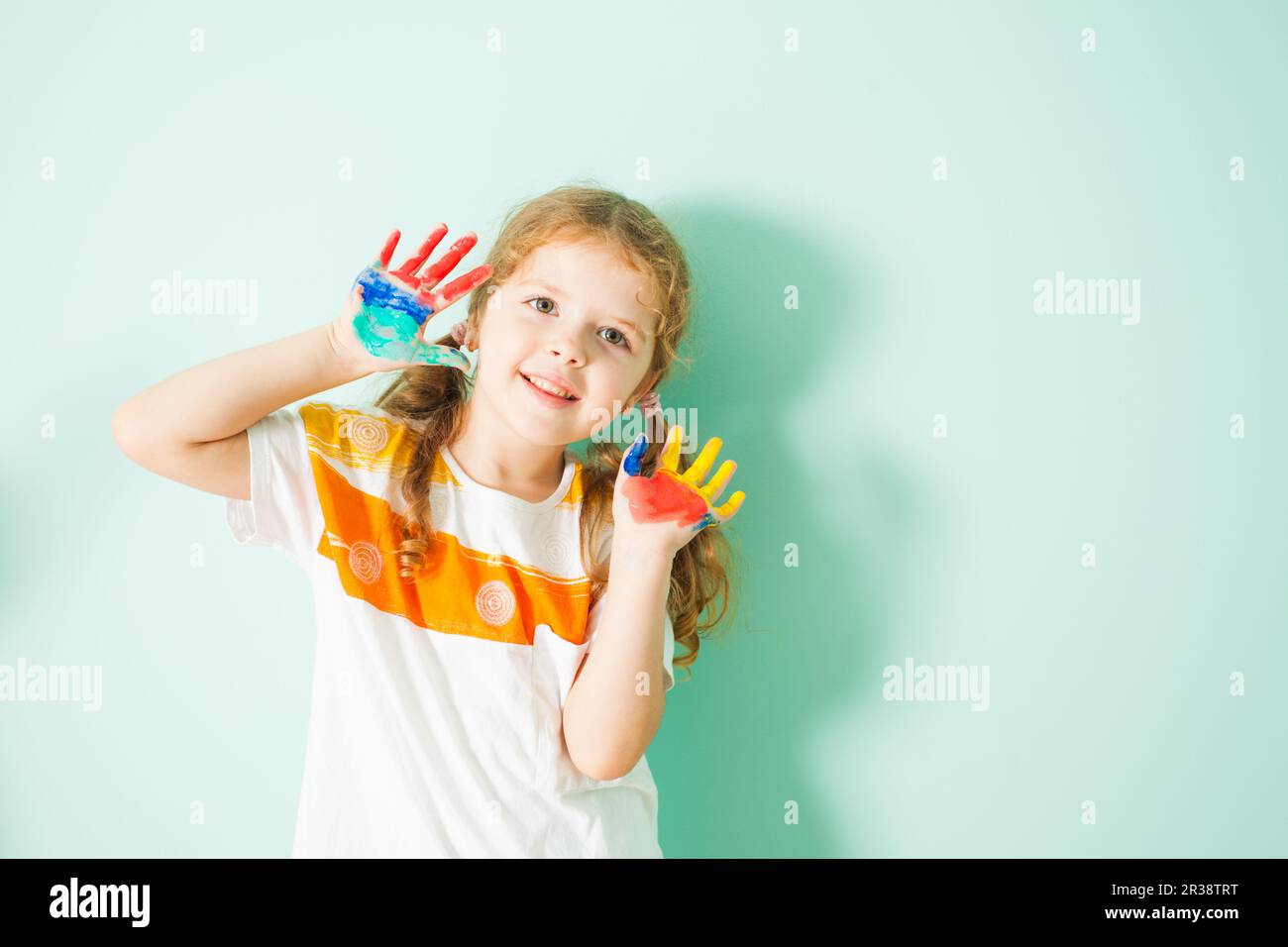 Ritratto di felice sorridente ragazza con mani colorate Foto Stock