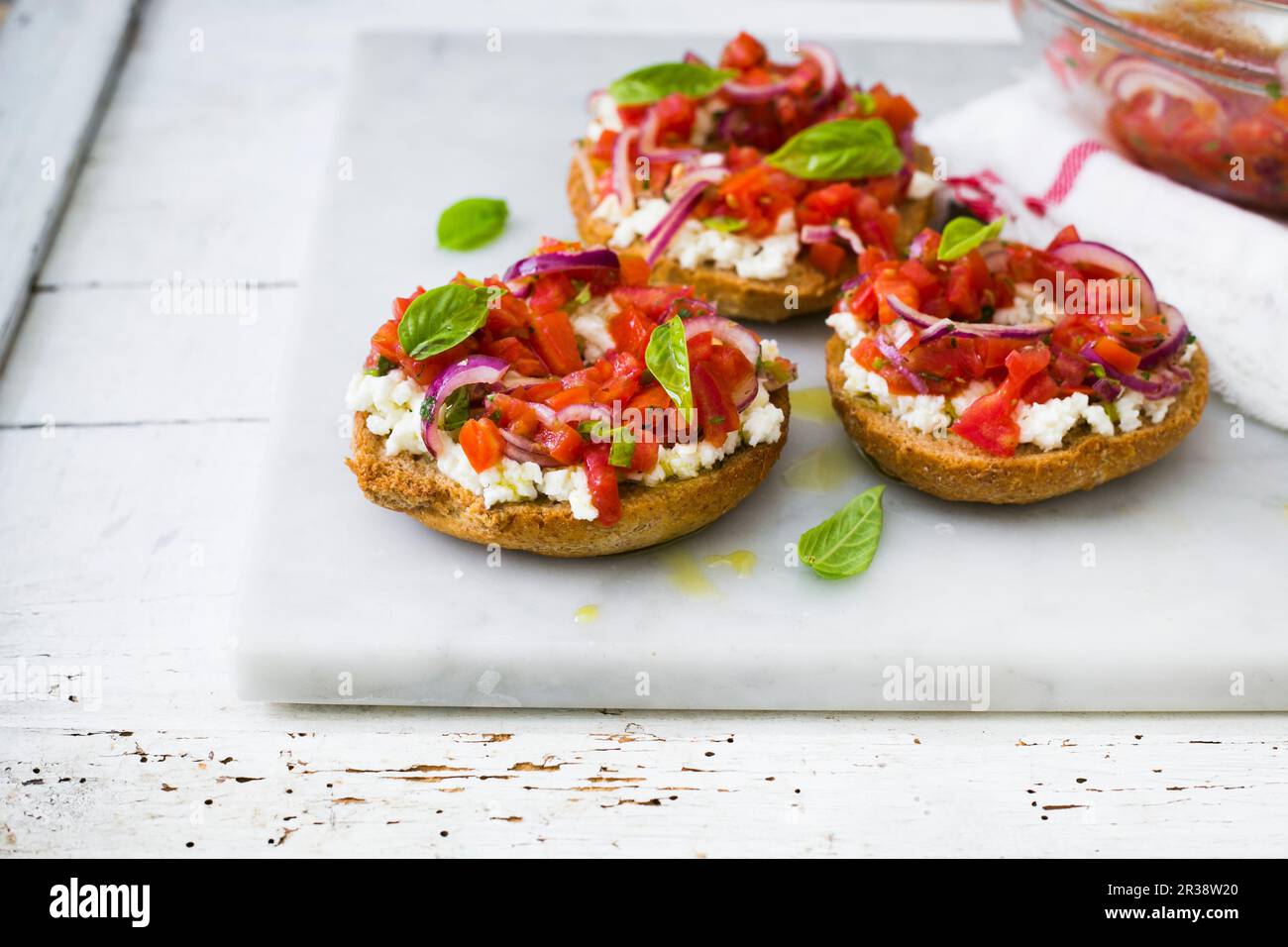 Friselle con pomodori, cipolle, basilico e mozzarella Foto Stock