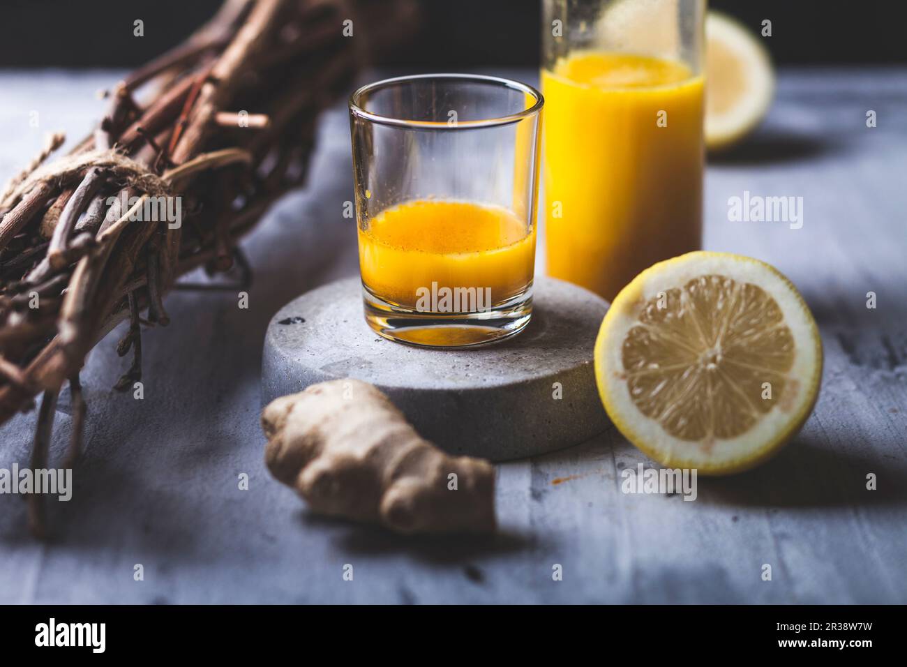 Detox e zenzero con succo di zenzero, succo d'arancia, succo di limone, curcuma e peperoncino Foto Stock