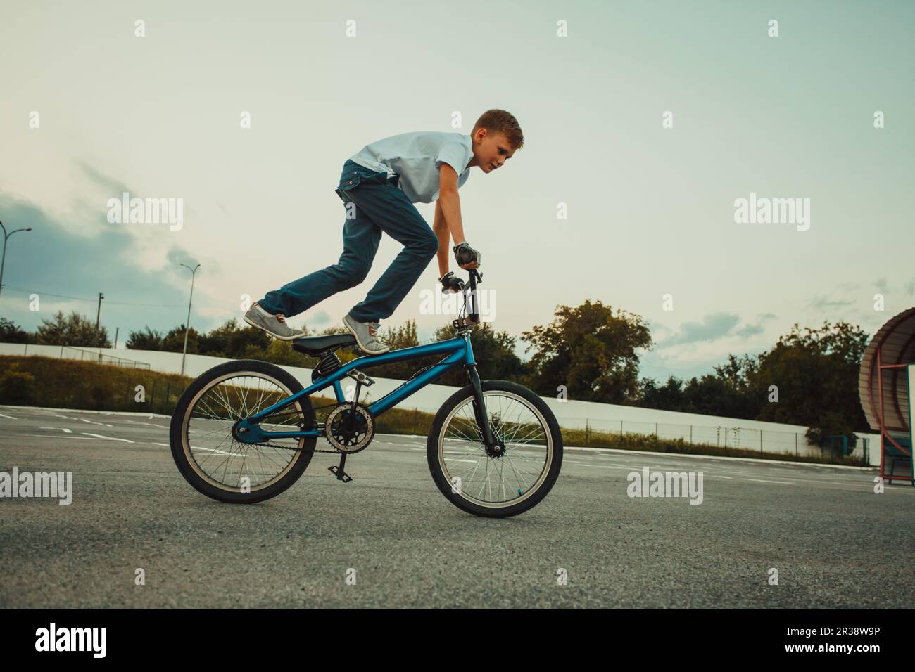 Ciclo di spettacolari trucchi del giovane ragazzo con rifiniture Foto Stock