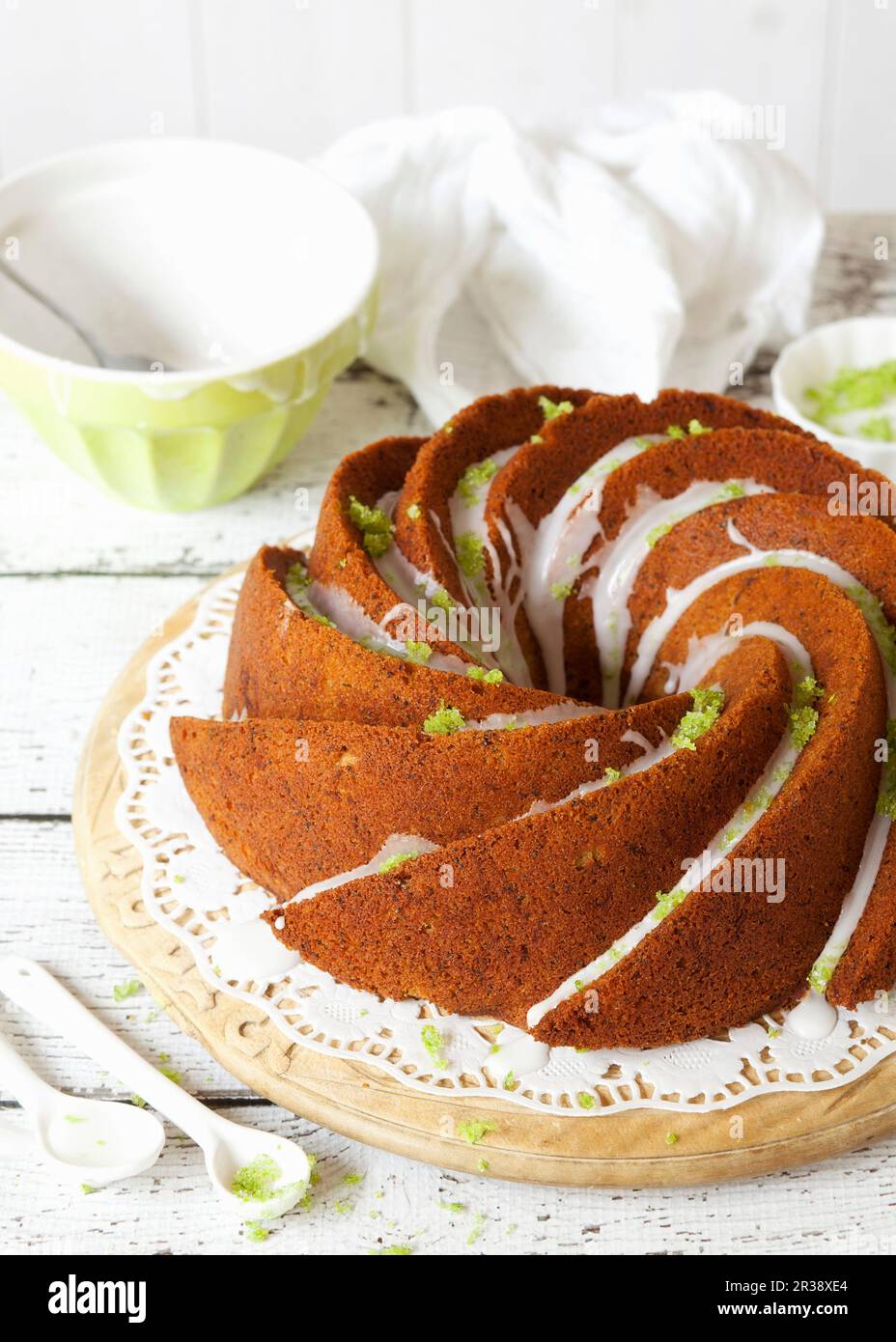 Torta di zucchine Lime Bundt con glassa gocciolata Foto Stock