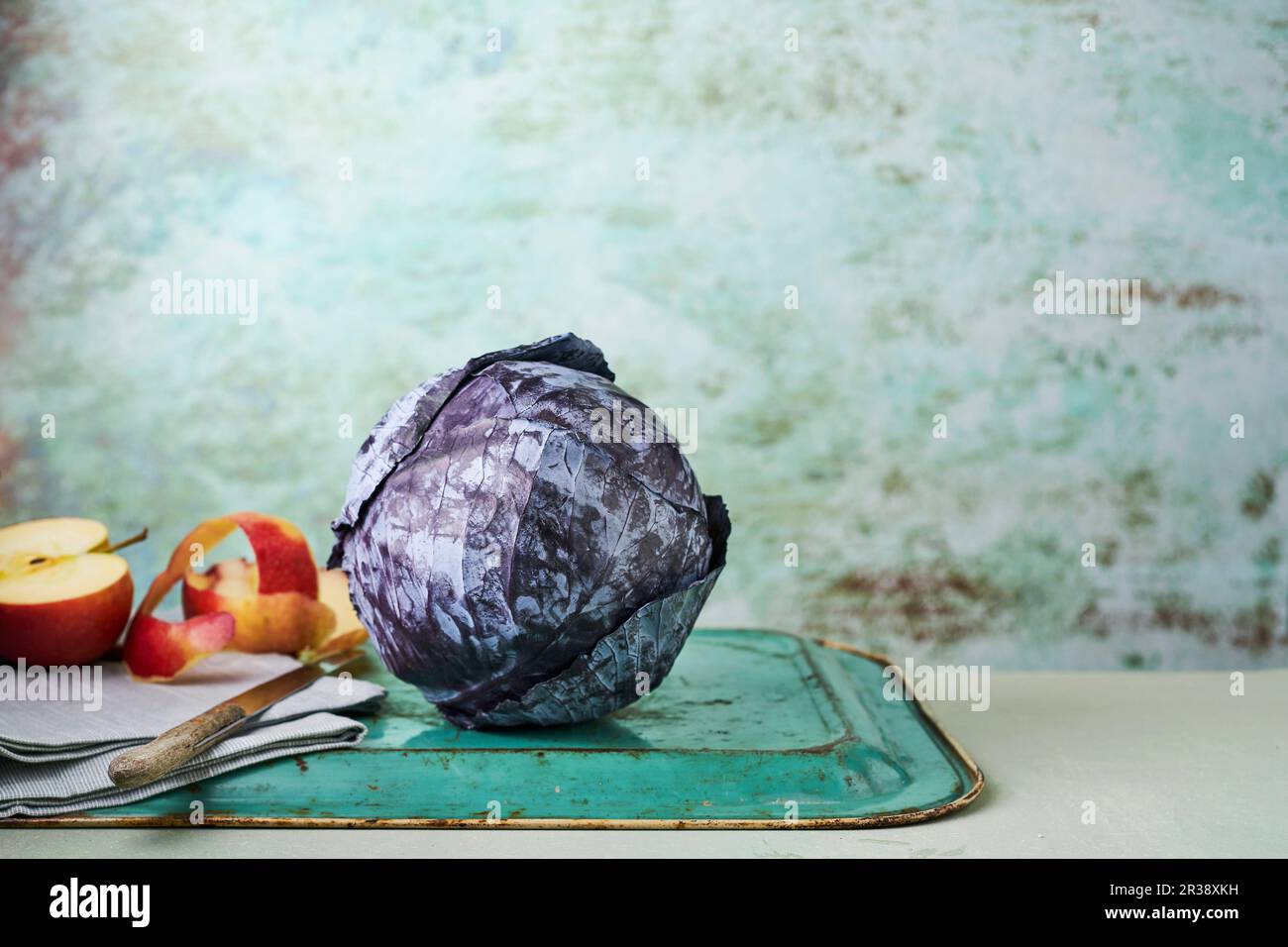Cavolo rosso con mela su un vassoio Foto Stock