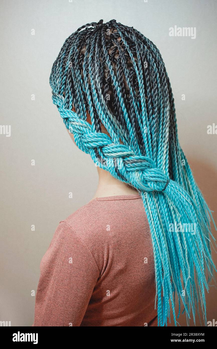 Trecce trecce le trecce senegalesi sono intrecciate ai capelli della ragazza, trecce blu, capelli in stile africano Foto Stock