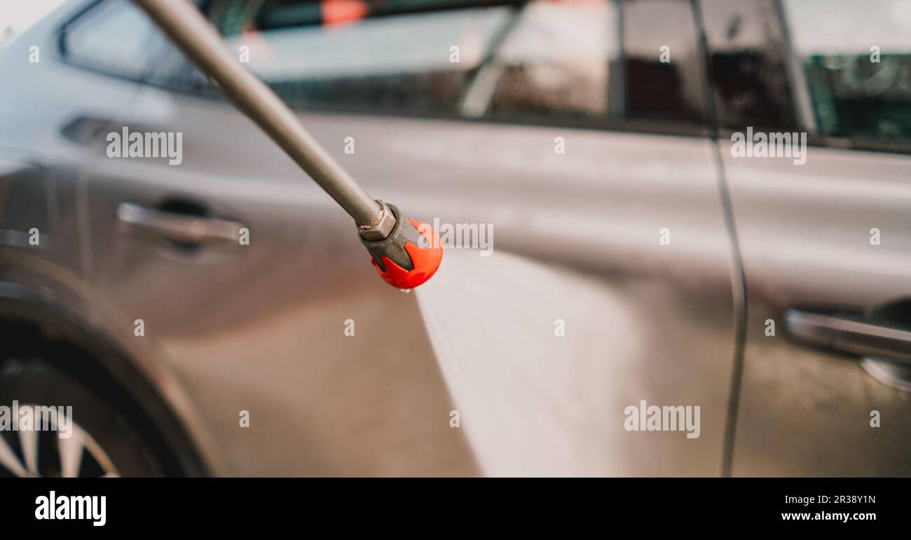 Autolavaggio. Auto autolavaggio uomo sul servizio di autolavaggio. Acqua ad alta pressione. Idropulitrice. Pulizia della vettura. Foto Stock