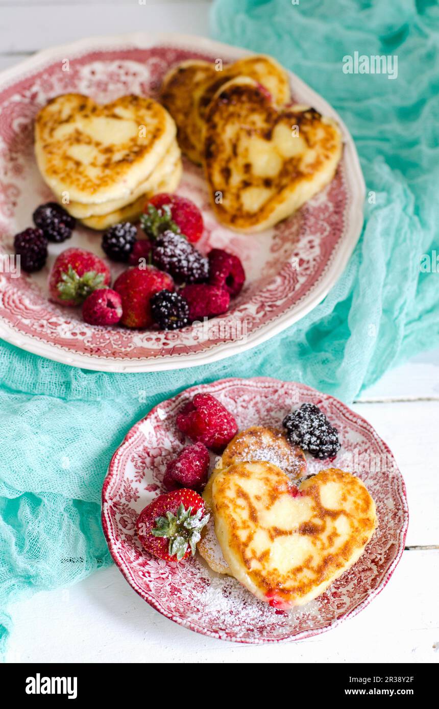 Syrniki (frittelle di quark russo) con bacche Foto Stock