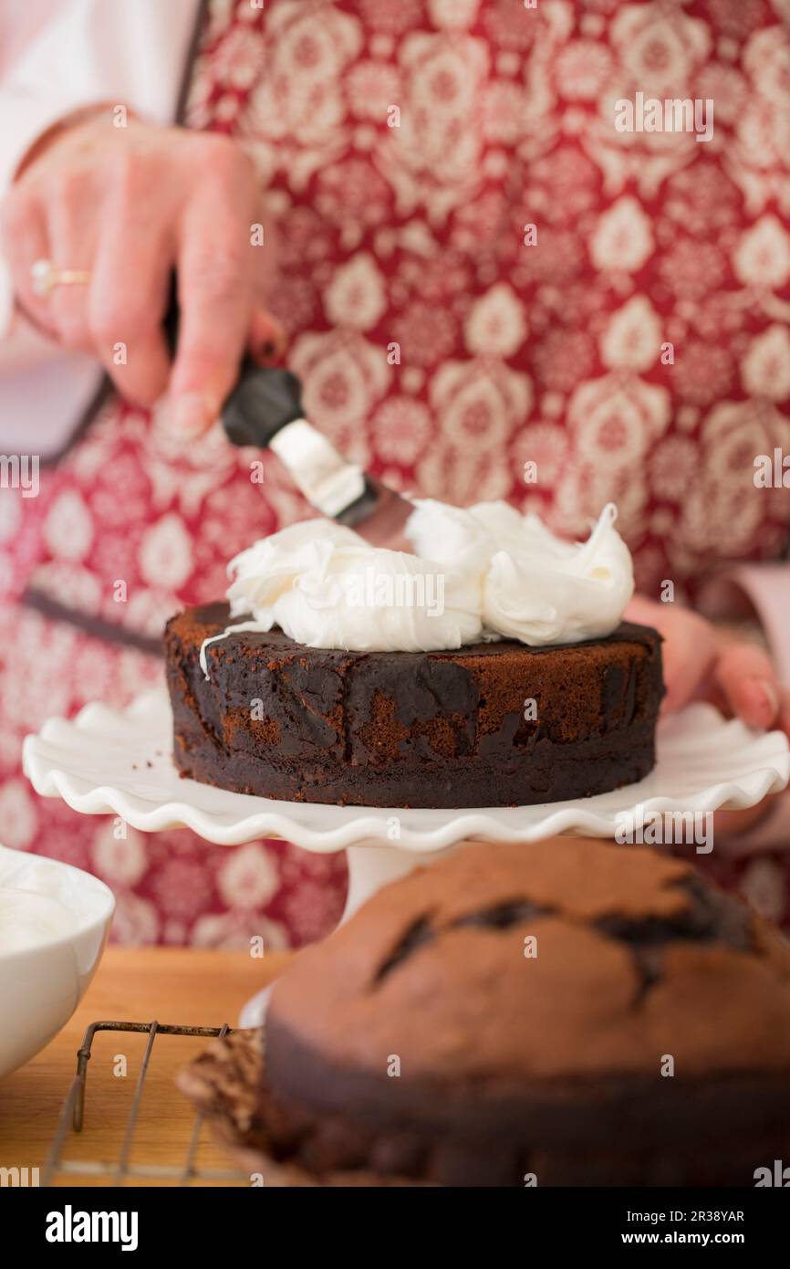 Decorazione e finitura Devils Food Cake Foto Stock